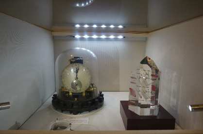 Quartz crystal plates model (R1 and R2 cuts) and Koga-type crystal clock